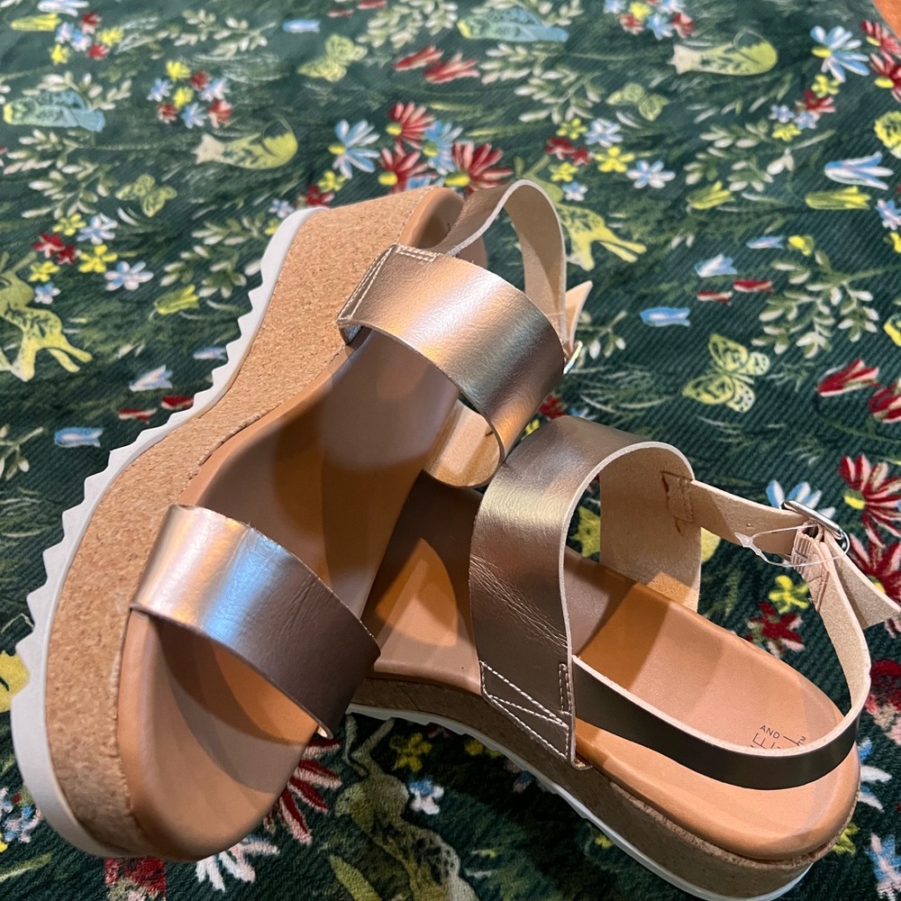 Time and Tru Women's Gold Sandals - Picture 9 of 9